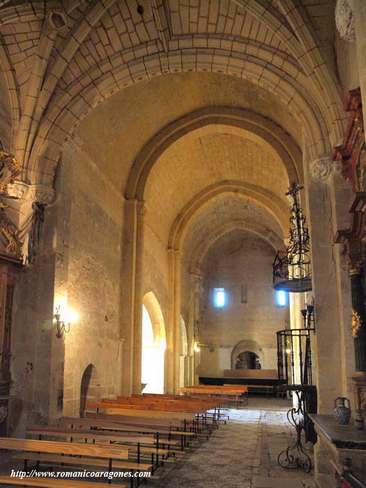 INTERIOR DE LA NAVE CENTRAL HACIA LOS PIES DEL TEMPLO